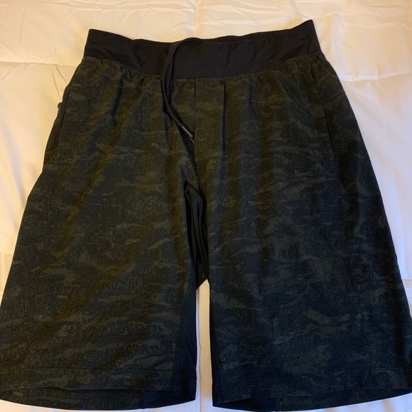 Men’s Lululemon shorts 9” - Picture 2 of 3